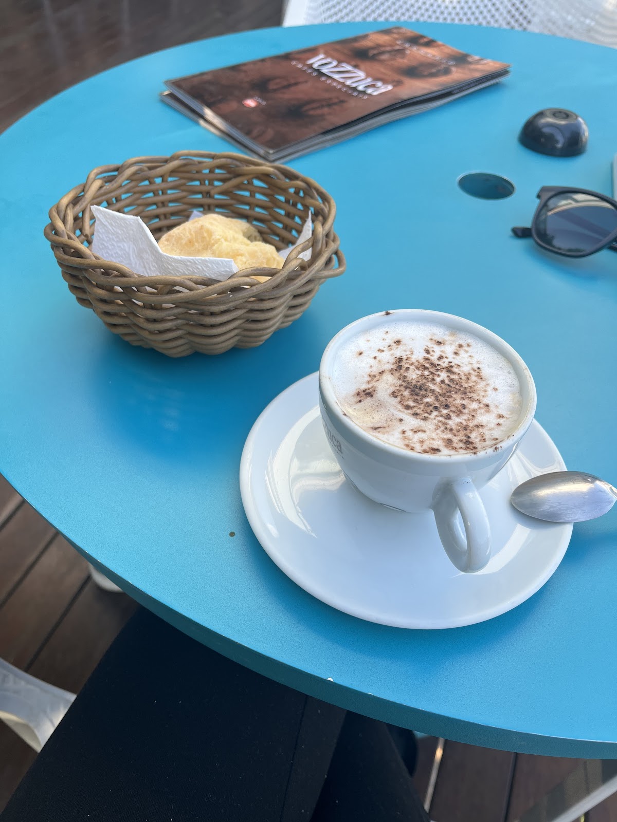 Detalhe da mesa de madeira com café e bolo