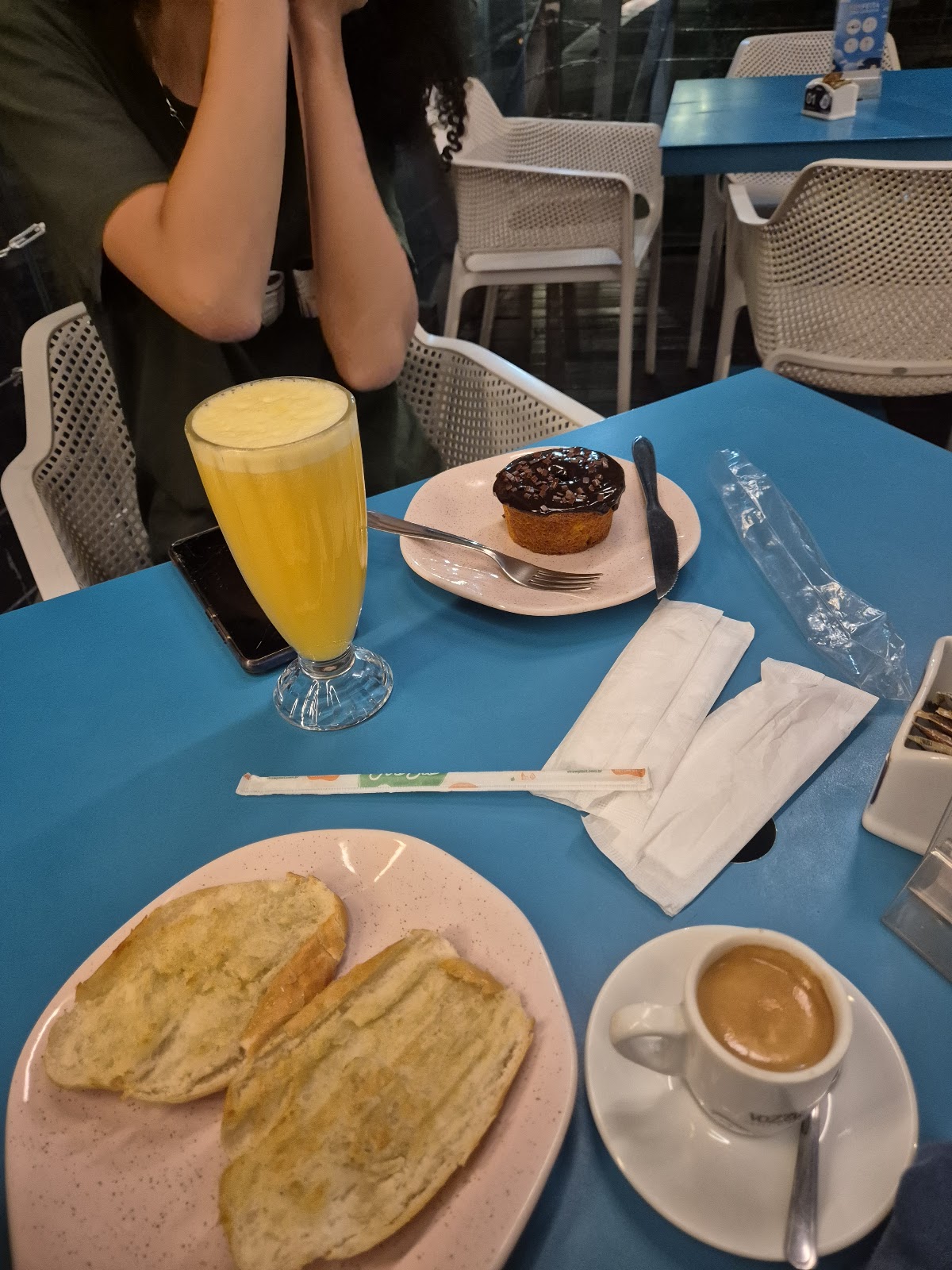Fachada da Vozzuca com letreiro